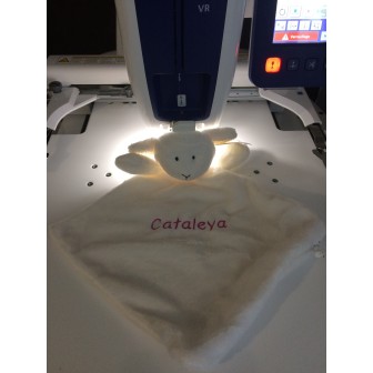Doudou plat Agneau personnalisé en boutique au prénom Cataleya avec écriture V7 de couleur rose.