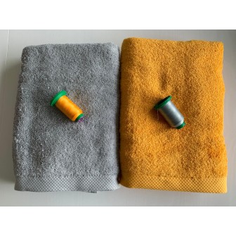 Ensemble gris clair, jaune soleil