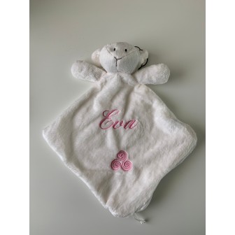 Doudou brodé prénom Eva avec écriture rose et motif breton triskèle.