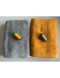 Ensemble jaune soleil, gris clair