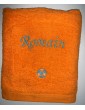 Drap de bain orange personnalisé prénom Romain & motif optionnel ballon de foot