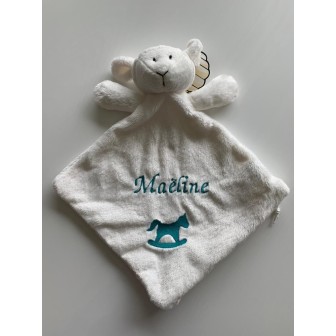 Doudou personnalisé avec broderie prénom Maéline et motif cheval à bascule