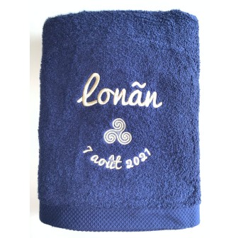 Drap de bain bleu marine personnalisé et brodé en Bretagne