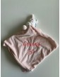 Doudou lapin rose avec hochet personnalisé prénom Louana et motif cœurs entrelacés