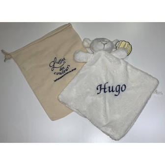 Doudou plat agneau personnalisé avec prénom Hugo en écriture bleu marine