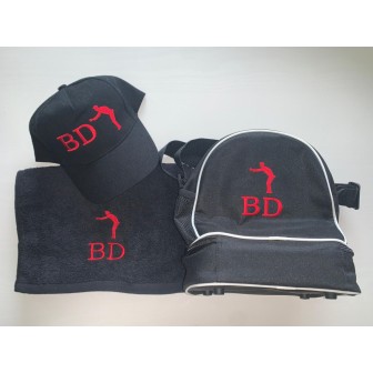 Ensemble d'accessoires pour joueur de pétanque composé d'une casquette, d'une serviette et d'un sac personnalisés