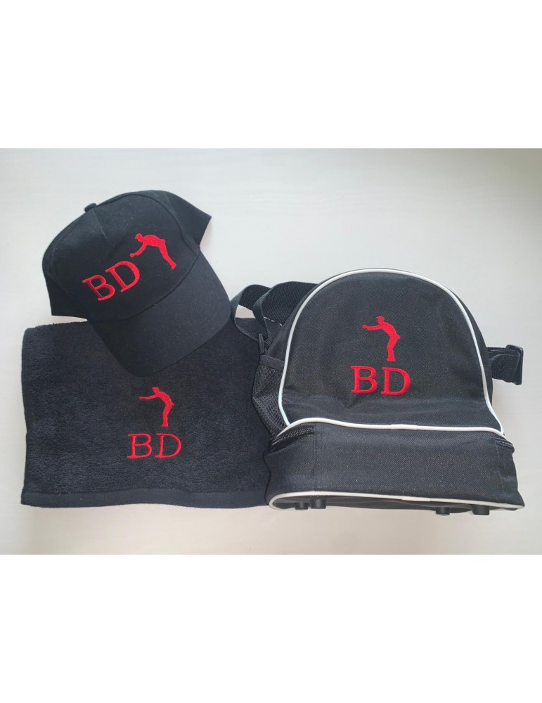 Ensemble d'accessoires pour joueur de pétanque composé d'une casquette, d'une serviette et d'un sac personnalisés