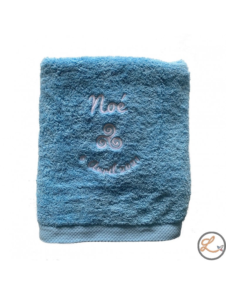 Drap de bain bleu ciel personnalisé prénom Noé