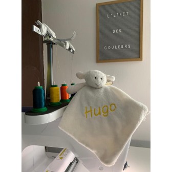 Doudou plat agneau personnalisé prénom Hugo écrit en jaune
