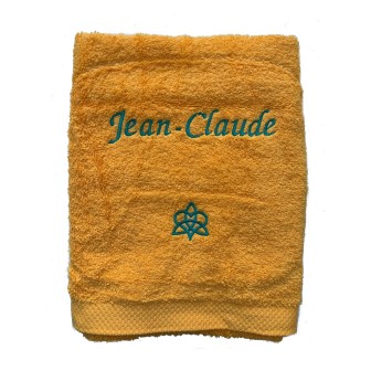 Drap de bain jaune soleil personnalisé prénom avec écriture V6 et motif amour dans la famille
