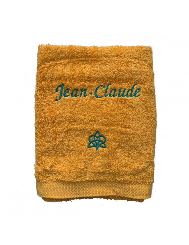 Drap de bain jaune soleil personnalisé prénom avec écriture V6 et motif amour dans la famille