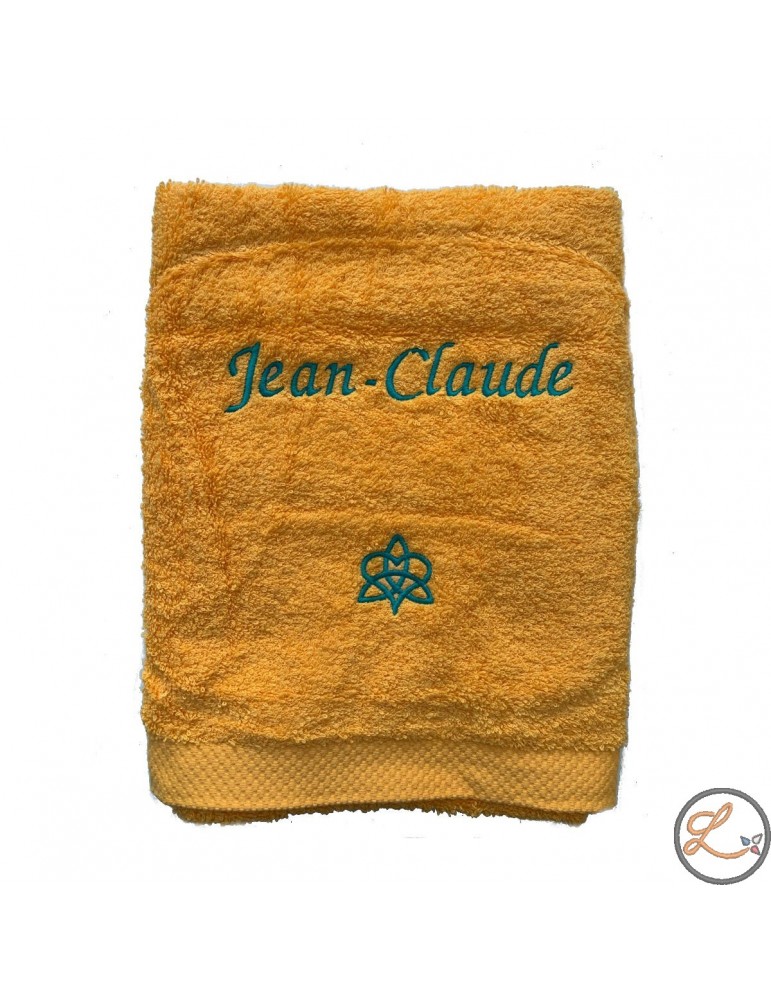 Drap de bain jaune soleil personnalisé prénom avec écriture V6 et motif amour dans la famille