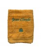 Drap de bain jaune soleil personnalisé prénom avec écriture V6 et motif amour dans la famille