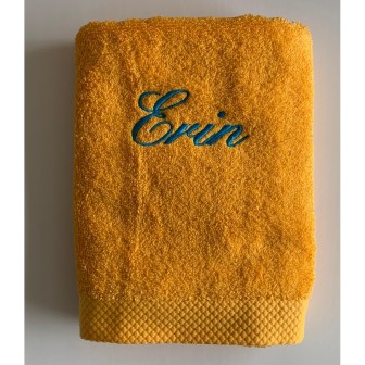 Drap de bain jaune soleil personnalisé prénom Erin