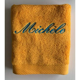 Drap de bain jaune soleil personnalisé prénom Michèle