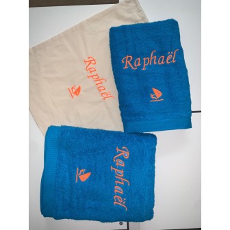 Drap de bain turquoise personnalisé prénom Raphaël avec motif optionnel planche à voile