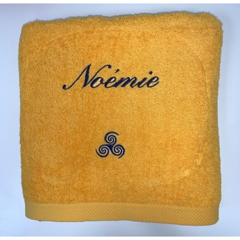 Serviette de bain jaune soleil personnalisée prénom Noémie avec motif triskèle tribal