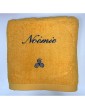 Drap de bain jaune soleil personnalisé prénom Noémie avec motif triskèle tribal