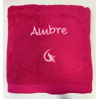Drap de bain fuchsia personnalisé prénom Ambre avec motif fée
