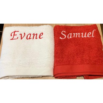 Duo de draps de bain blanc & rouge personnalisés prénom Evane & Samuel