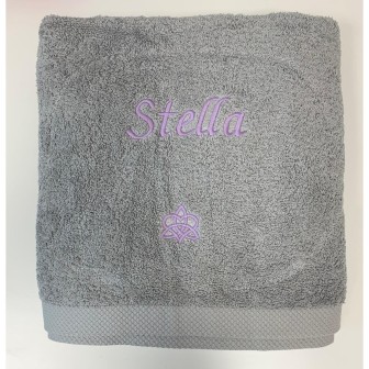 Drap de bain gris personnalisé prénom Stella avec motif celte amour dans la famille