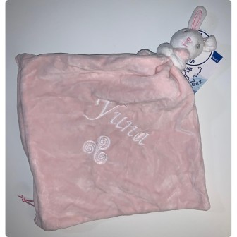 Doudou lapin rose personnalisé prénom Yuna et motif Triskèle