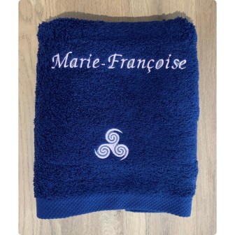 Drap de bain bleu marine personnalisé prénom Marie-Françoise avec motif Triskel Tribal