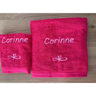 Drap de bain et serviette fuchsia personnalisées prénom Corinne et motif amour infini