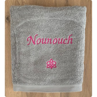 Drap de bain gris clair personnalisé texte Nounouch et motif amour dans la famille