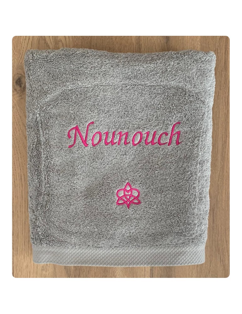 Drap de bain gris clair personnalisé texte Nounouch et motif amour dans la famille