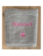 Drap de bain gris clair personnalisé texte Nounouch et motif amour dans la famille