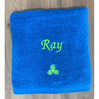 Drap de bain bleu turquoise prénom Ray et triskèle tribal