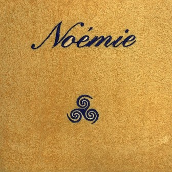 Broderie prénom Noémie avec motif triskèle tribal sur Drap de bain 70x140 cm jaune soleil
