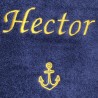 Broderie prénom Hector avec motif ancre marine sur serviette de bain bleu marine