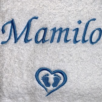 Broderie texte Mamilo avec motif naissance cœur et pieds de bébé sur serviette de bain blanche